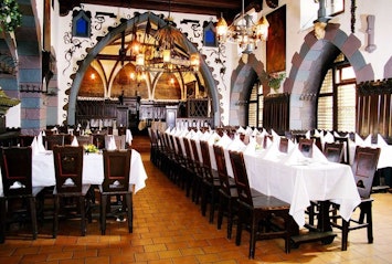 1526461202_Trad-dinner.jpg