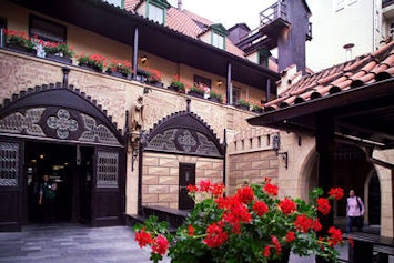 1526461359_Trad-dinner-4.jpg